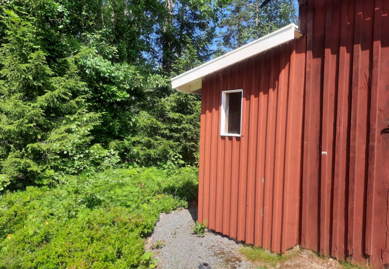 Stuga i Nora - Avskilt läge, tillbaka till naturen