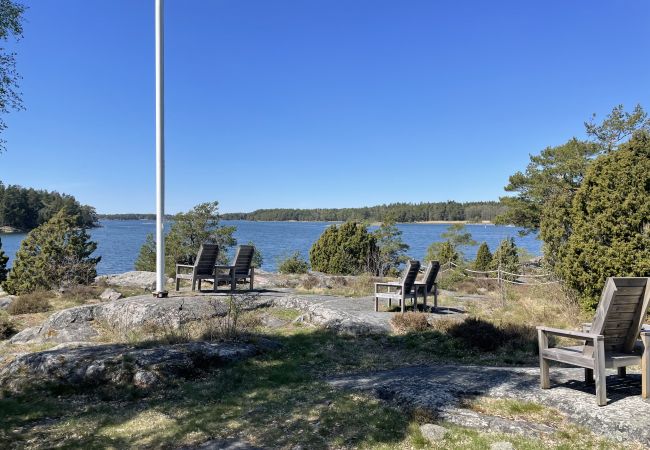 Stuga i Vålarö - Fantastiskt havsläge med pool på Vålarö