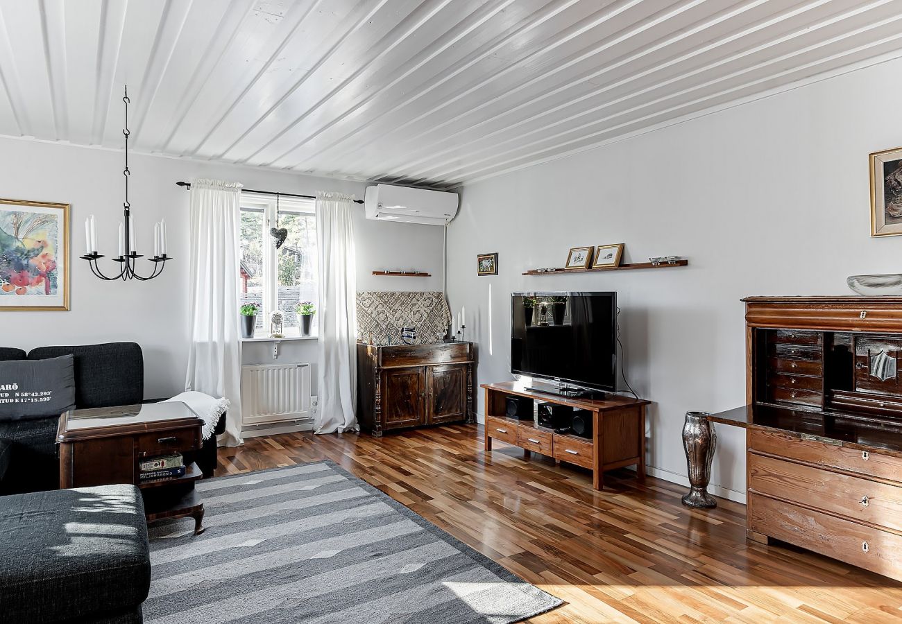 Stuga i Vålarö - Fantastiskt havsläge med pool på Vålarö