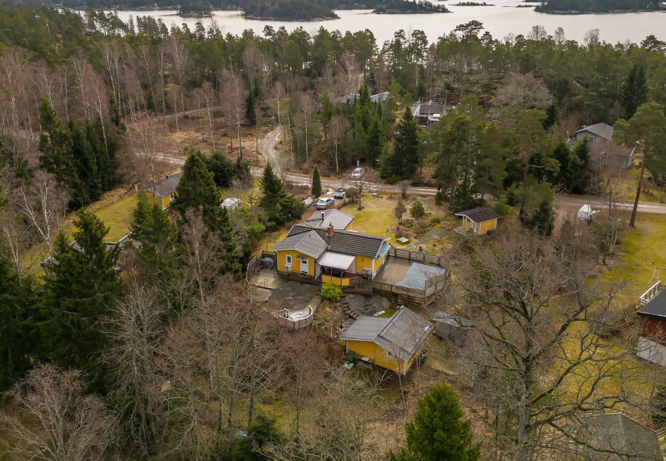 Stuga i Vålarö - Fantastiskt havsläge med pool på Vålarö