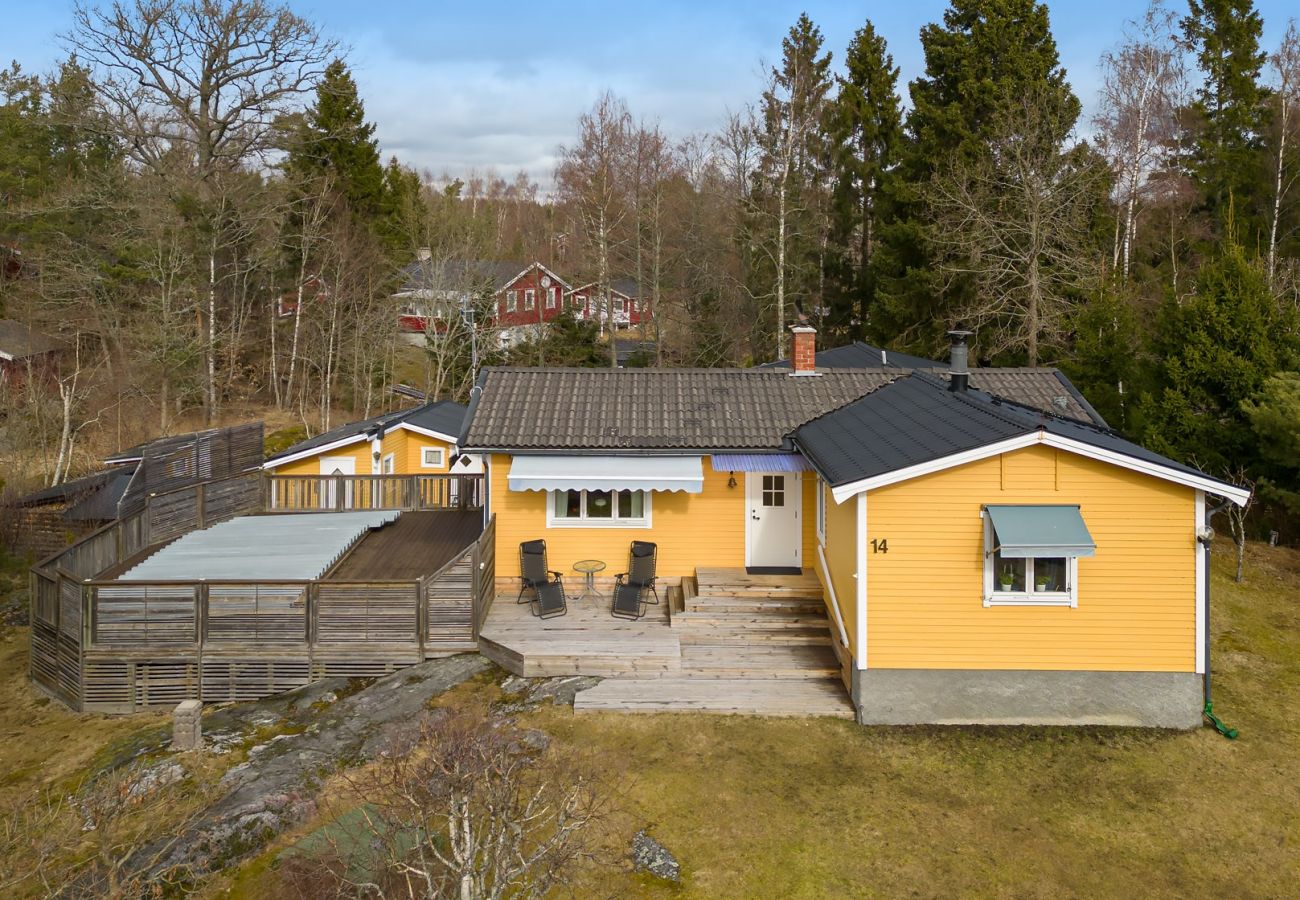 Stuga i Vålarö - Fantastiskt havsläge med pool på Vålarö