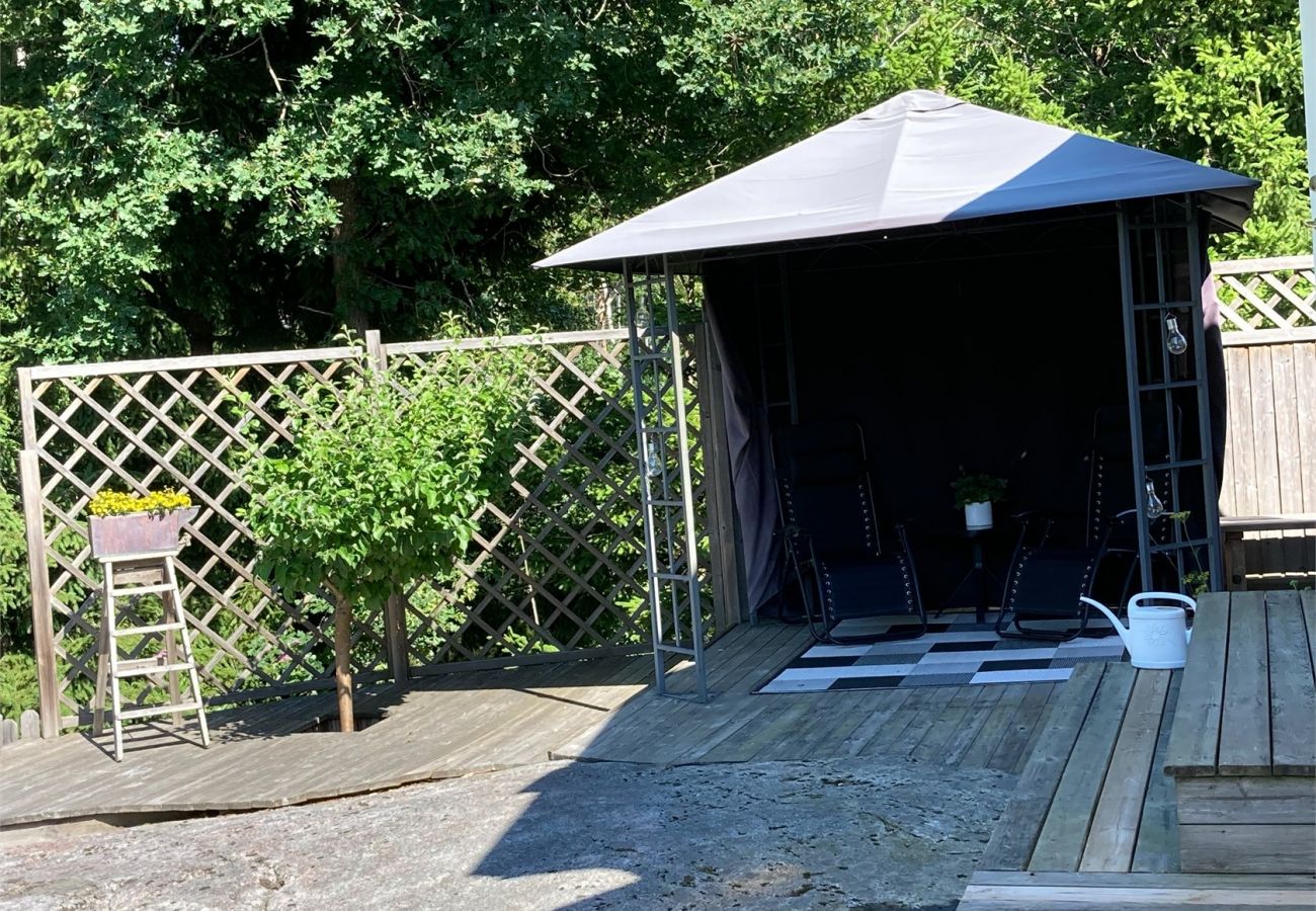 Stuga i Vålarö - Fantastiskt havsläge med pool på Vålarö