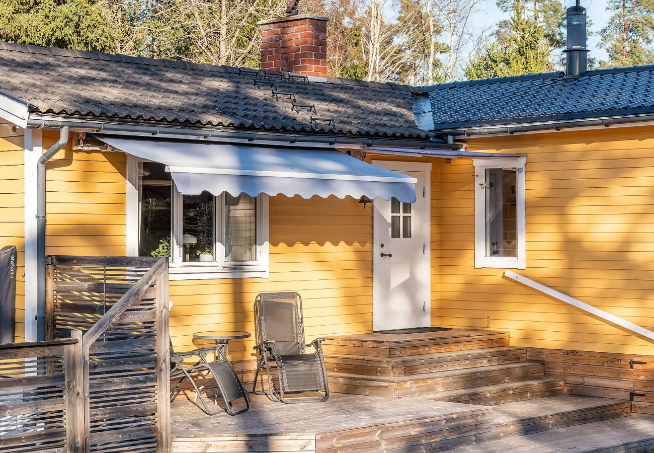 Stuga i Vålarö - Fantastiskt havsläge med pool på Vålarö
