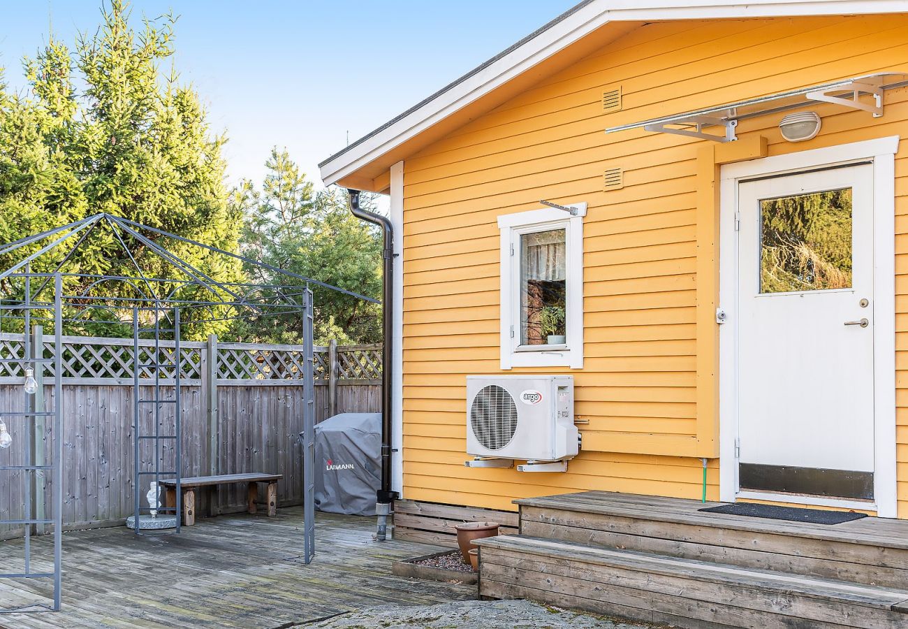 Stuga i Vålarö - Fantastiskt havsläge med pool på Vålarö