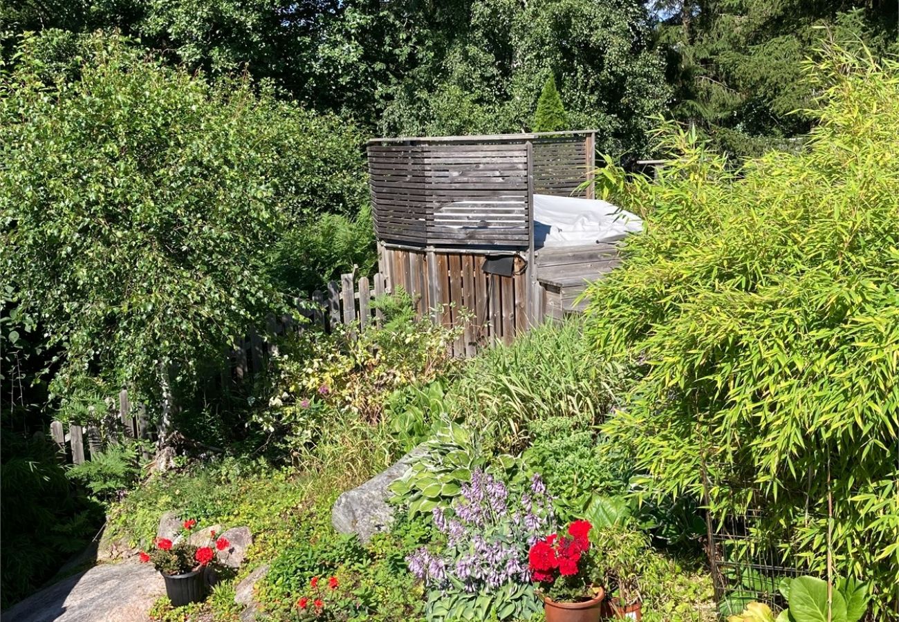 Stuga i Vålarö - Fantastiskt havsläge med pool på Vålarö