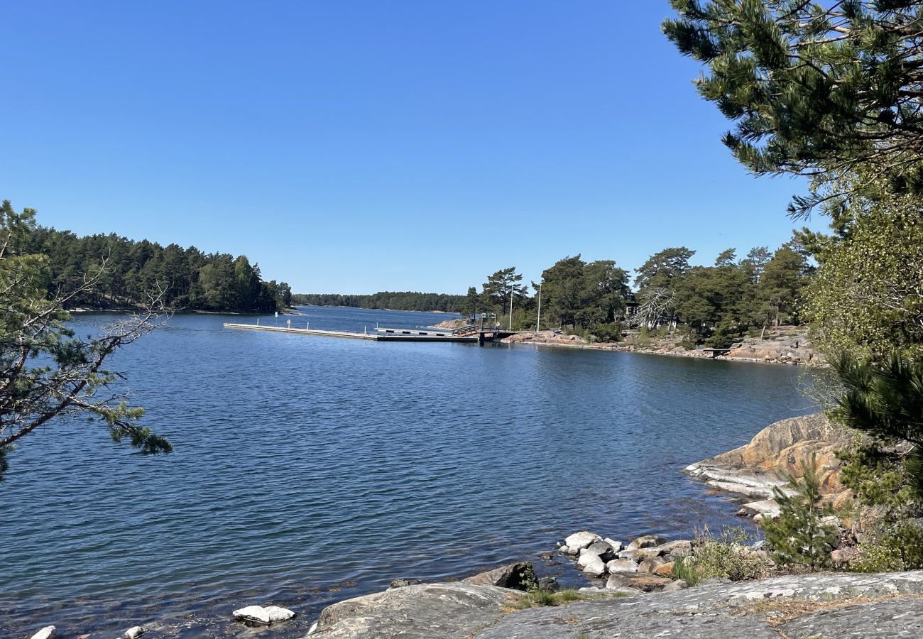 Stuga i Vålarö - Fantastiskt havsläge med pool på Vålarö