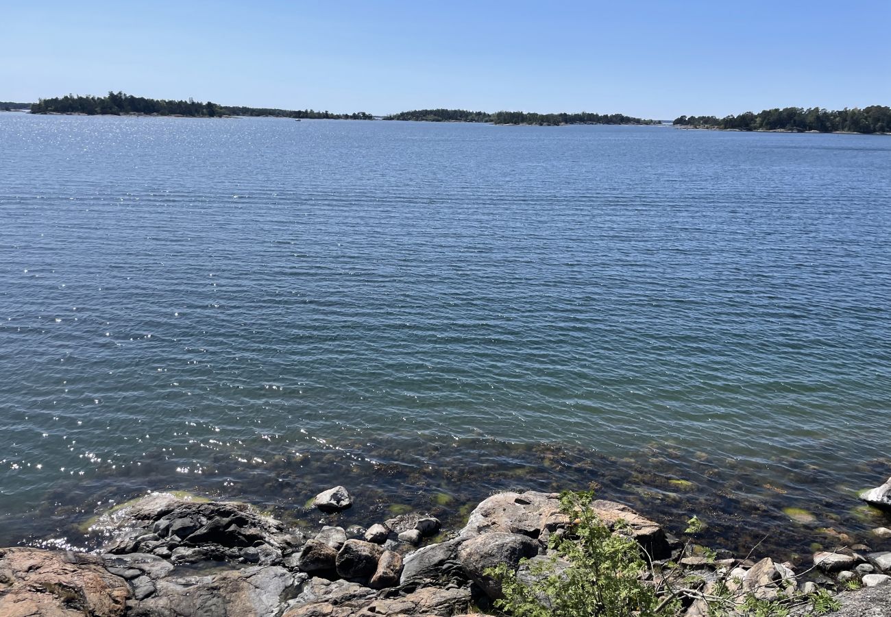 Stuga i Vålarö - Fantastiskt havsläge med pool på Vålarö