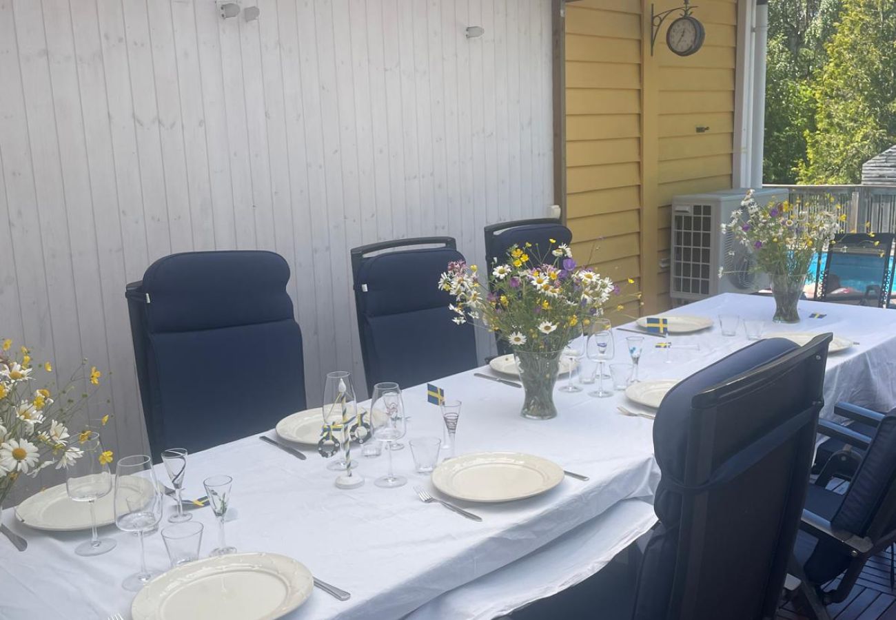 Stuga i Vålarö - Fantastiskt havsläge med pool på Vålarö