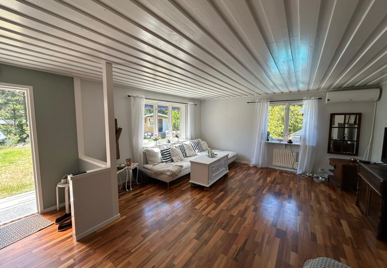 Stuga i Vålarö - Fantastiskt havsläge med pool på Vålarö
