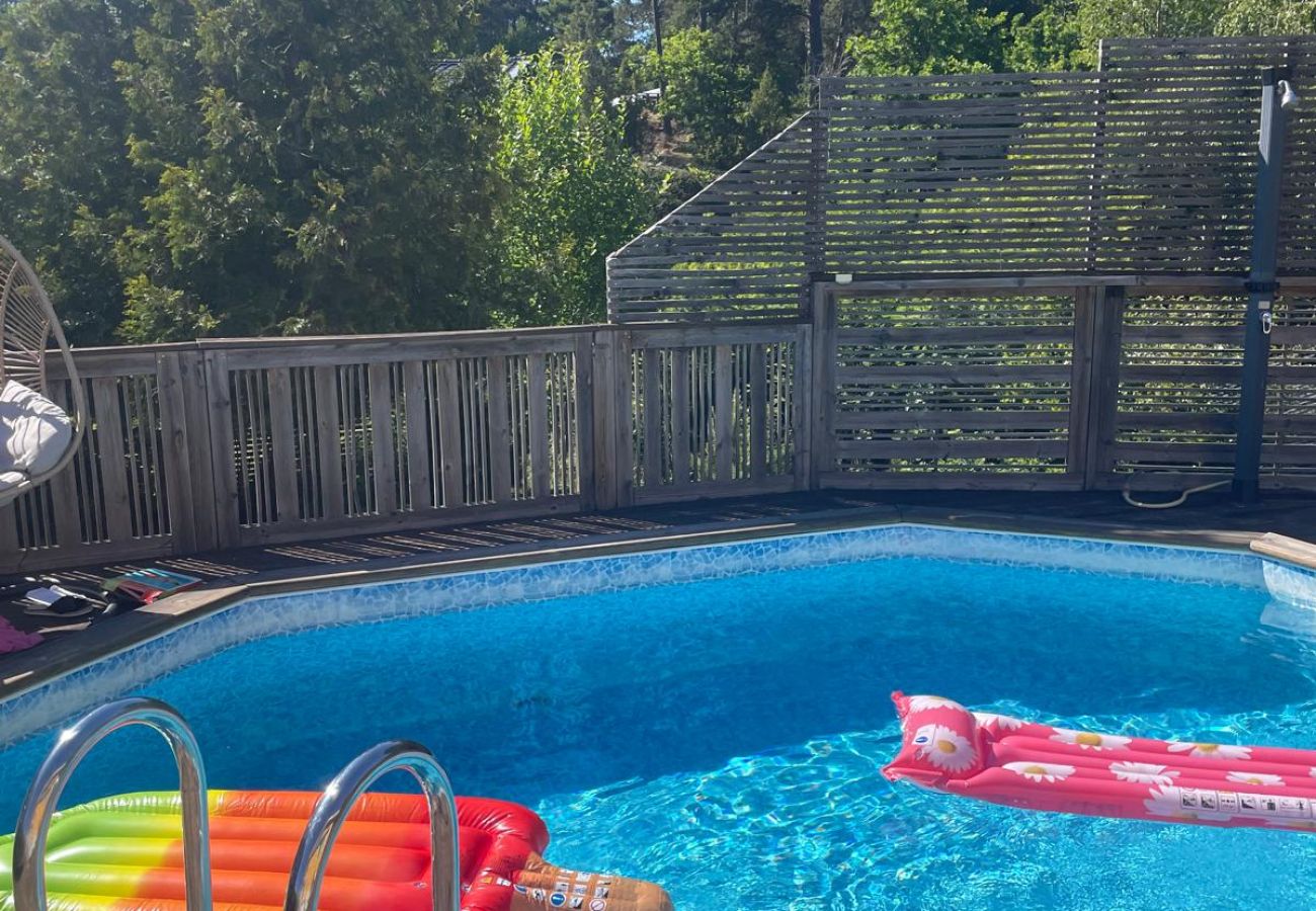 Stuga i Vålarö - Fantastiskt havsläge med pool på Vålarö