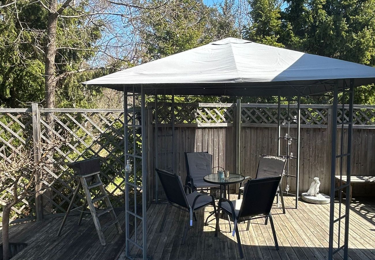 Stuga i Vålarö - Fantastiskt havsläge med pool på Vålarö