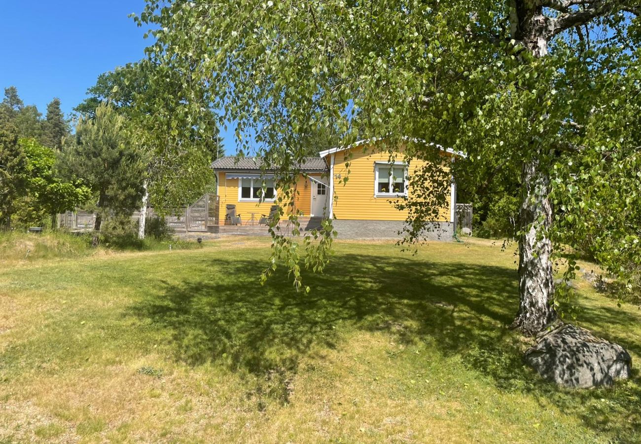 Stuga i Vålarö - Fantastiskt havsläge med pool på Vålarö