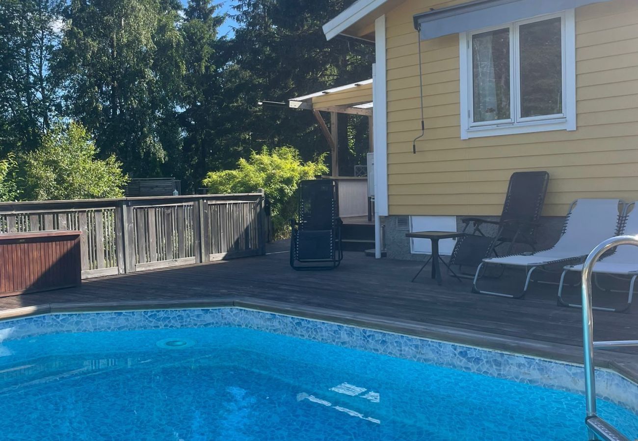 Stuga i Vålarö - Fantastiskt havsläge med pool på Vålarö