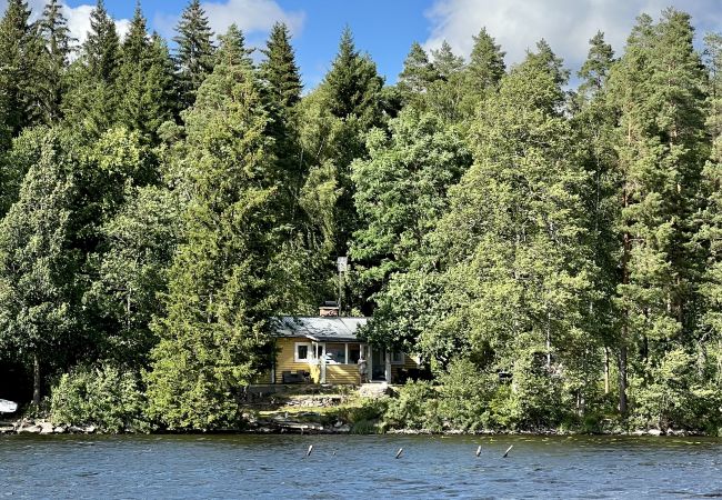 Stuga i Vena - Drömsemester vid sjön i Småland med bastu, badtunna och båt Stuga i Vena - Drömsemester vid sjön i Småland med bastu, badtunna och båt