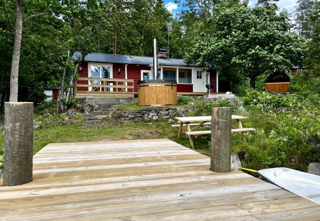 Stuga i Vena - Drömsemester vid sjön i Småland med bastu, badtunna och båt Stuga i Vena - Drömsemester vid sjön i Småland med bastu, badtunna och båt
