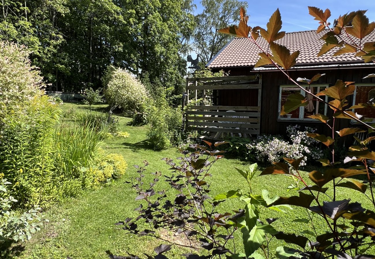 Stuga i Norrhult - Fint fritidshus i det småländska glasriket med egen båt