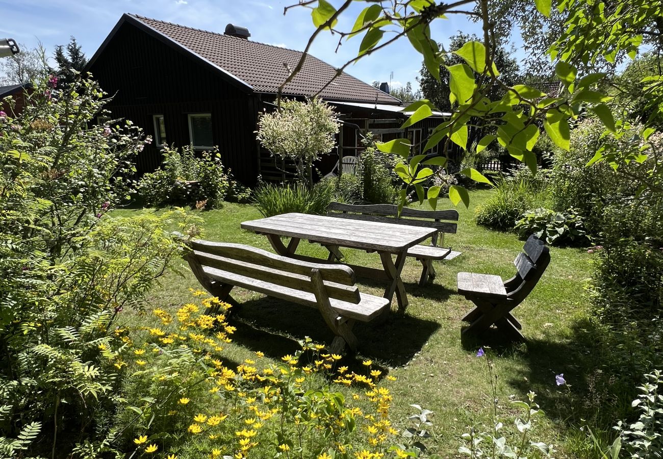 Stuga i Norrhult - Fint fritidshus i det småländska glasriket med egen båt
