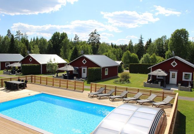 Stuga i Väckelsång - Semesterhus med sjöutsikt, pool och båt i Småland