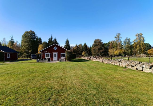 Stuga i Väckelsång - Semesterhus med sjöutsikt, pool och båt i Småland