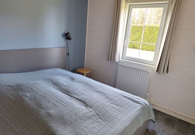 Stuga i Väckelsång - Semesterhus med sjöutsikt, pool och båt i Småland