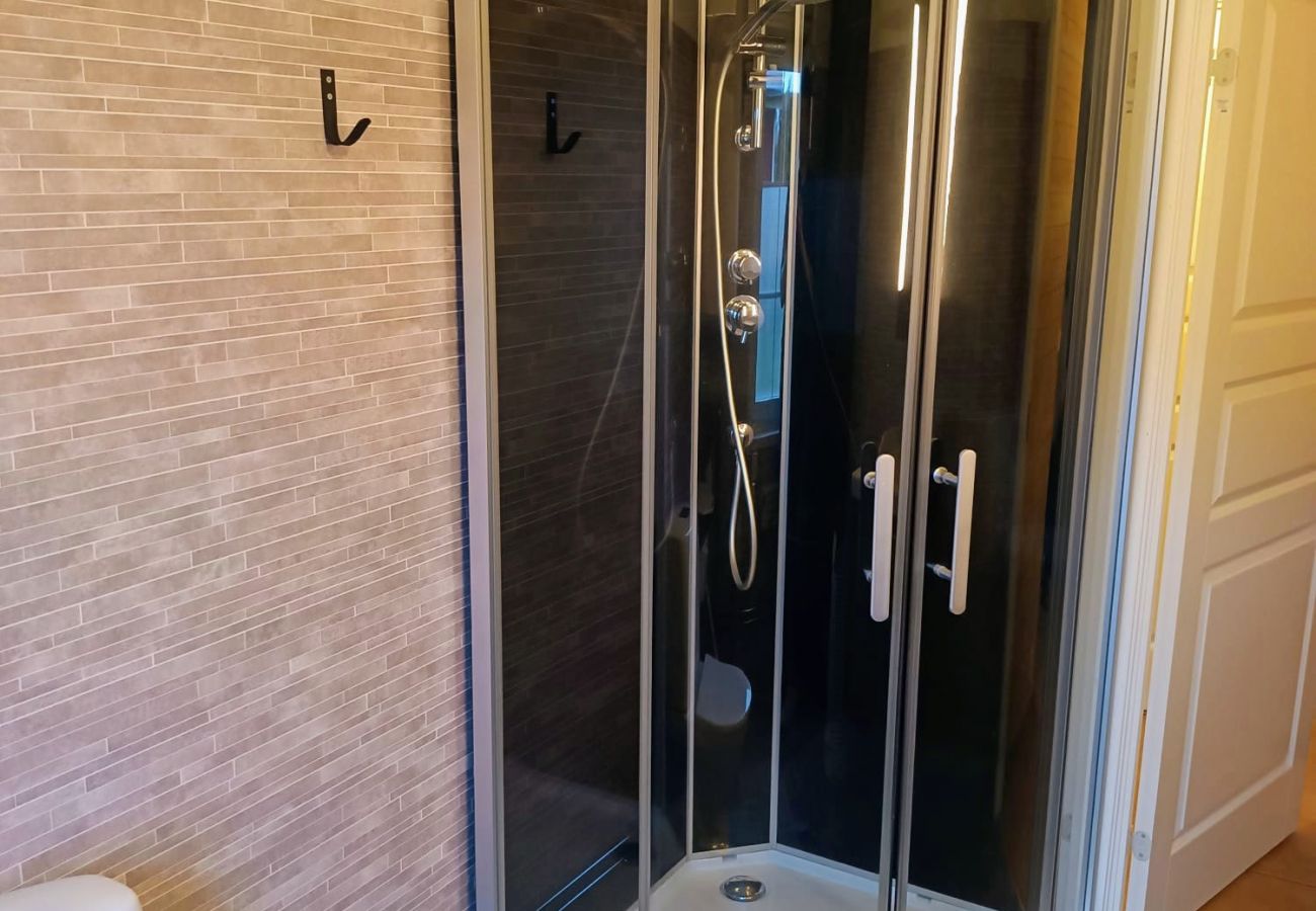 Stuga i Väckelsång - Semesterhus med sjöutsikt, pool och båt i Småland