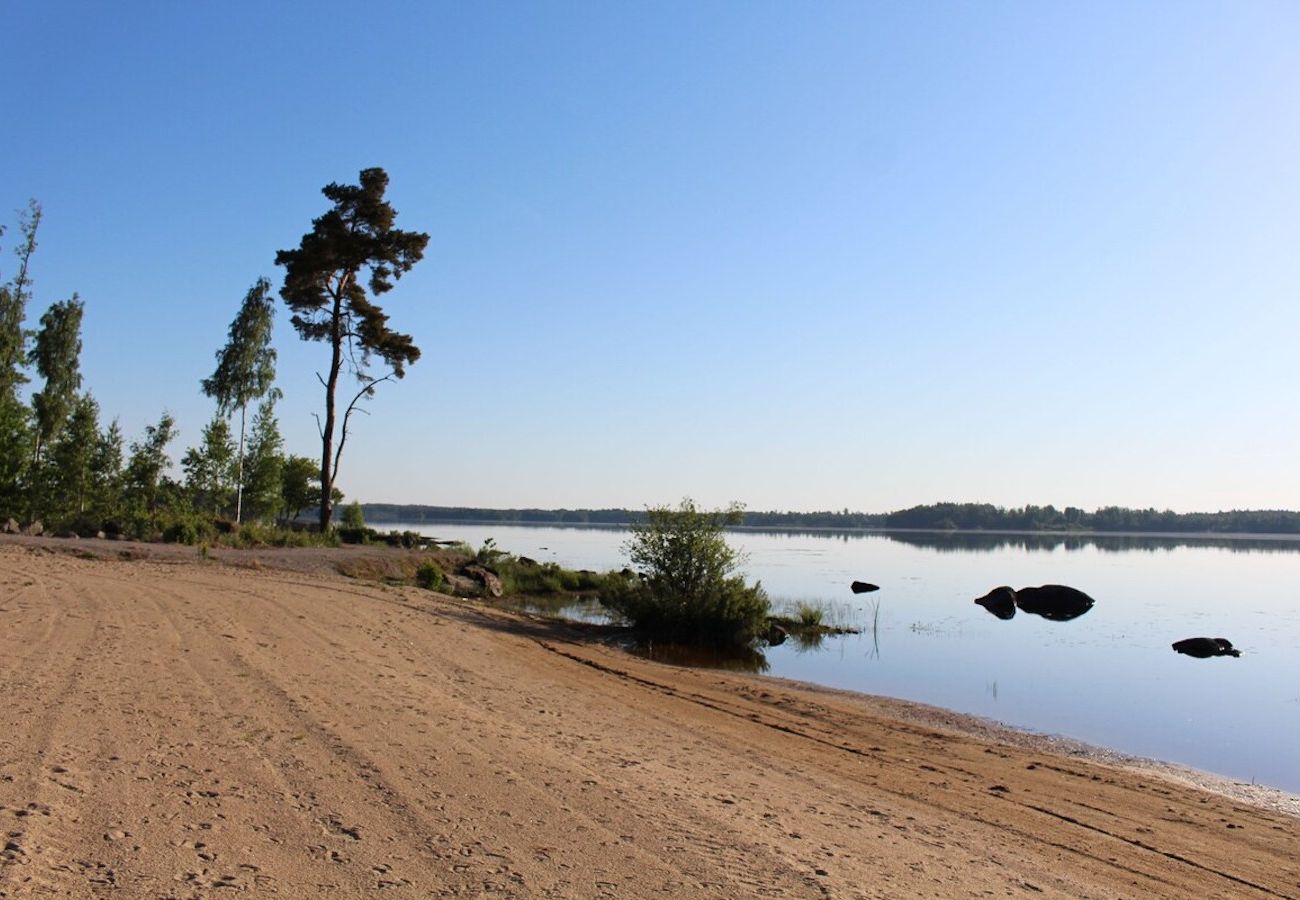 Stuga i Väckelsång - Semesterhus med sjöutsikt, pool och båt i Småland