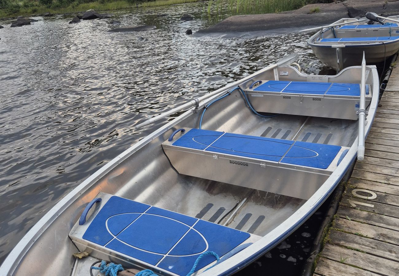 Stuga i Väckelsång - Semesterhus med sjöutsikt, pool och båt i Småland