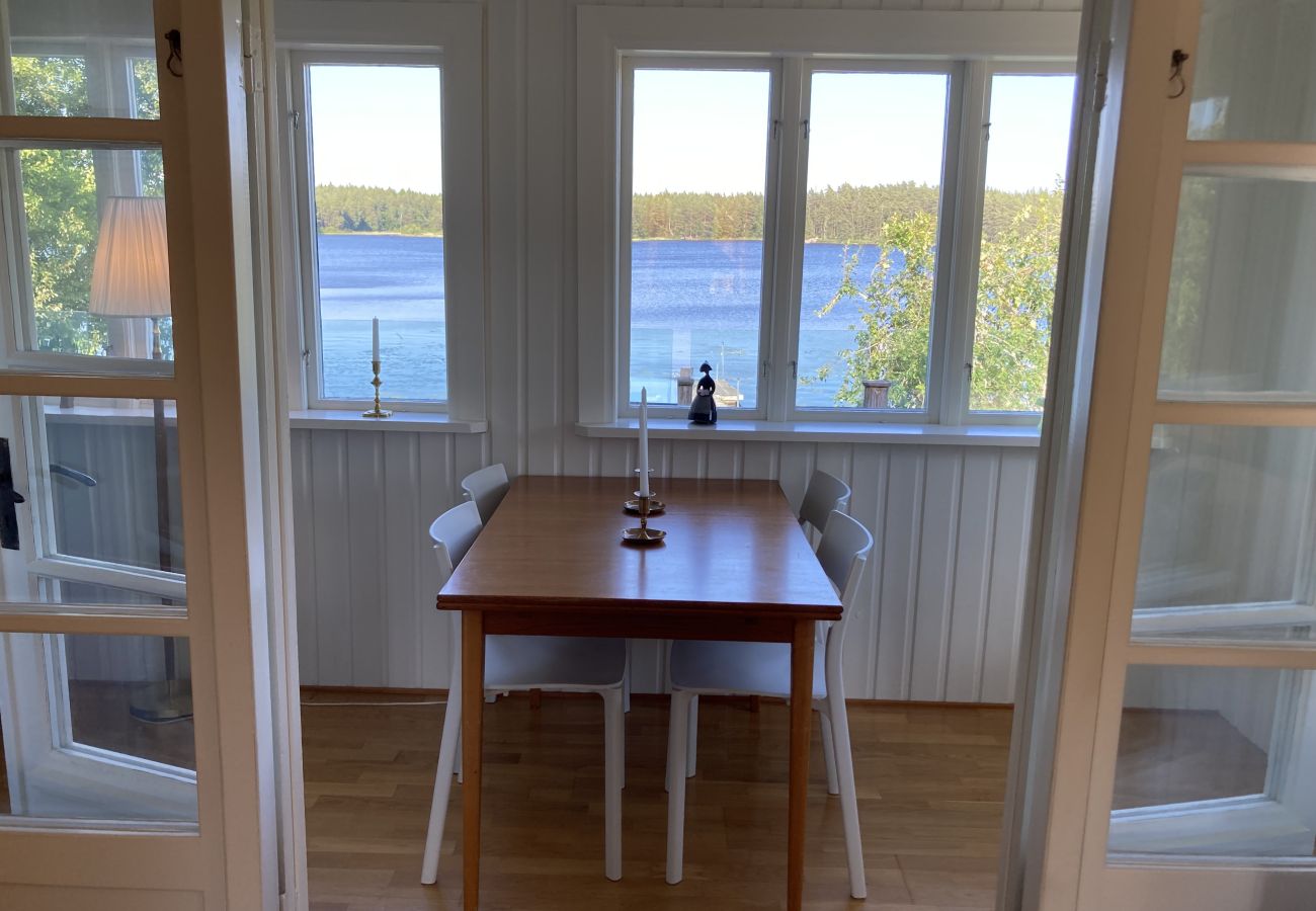 Stuga i Ryd - Underbart fritidshusläge precis vid sjön i Småland