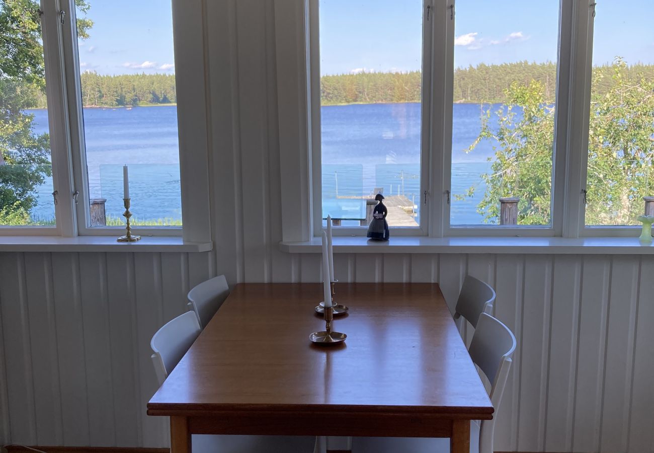 Stuga i Ryd - Underbart fritidshusläge precis vid sjön i Småland