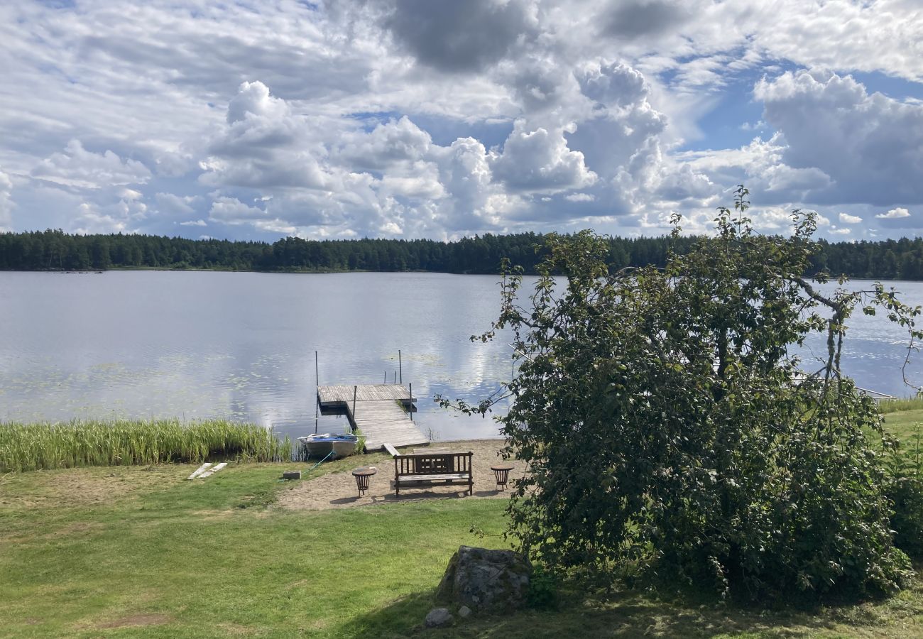 Stuga i Ryd - Underbart fritidshusläge precis vid sjön i Småland