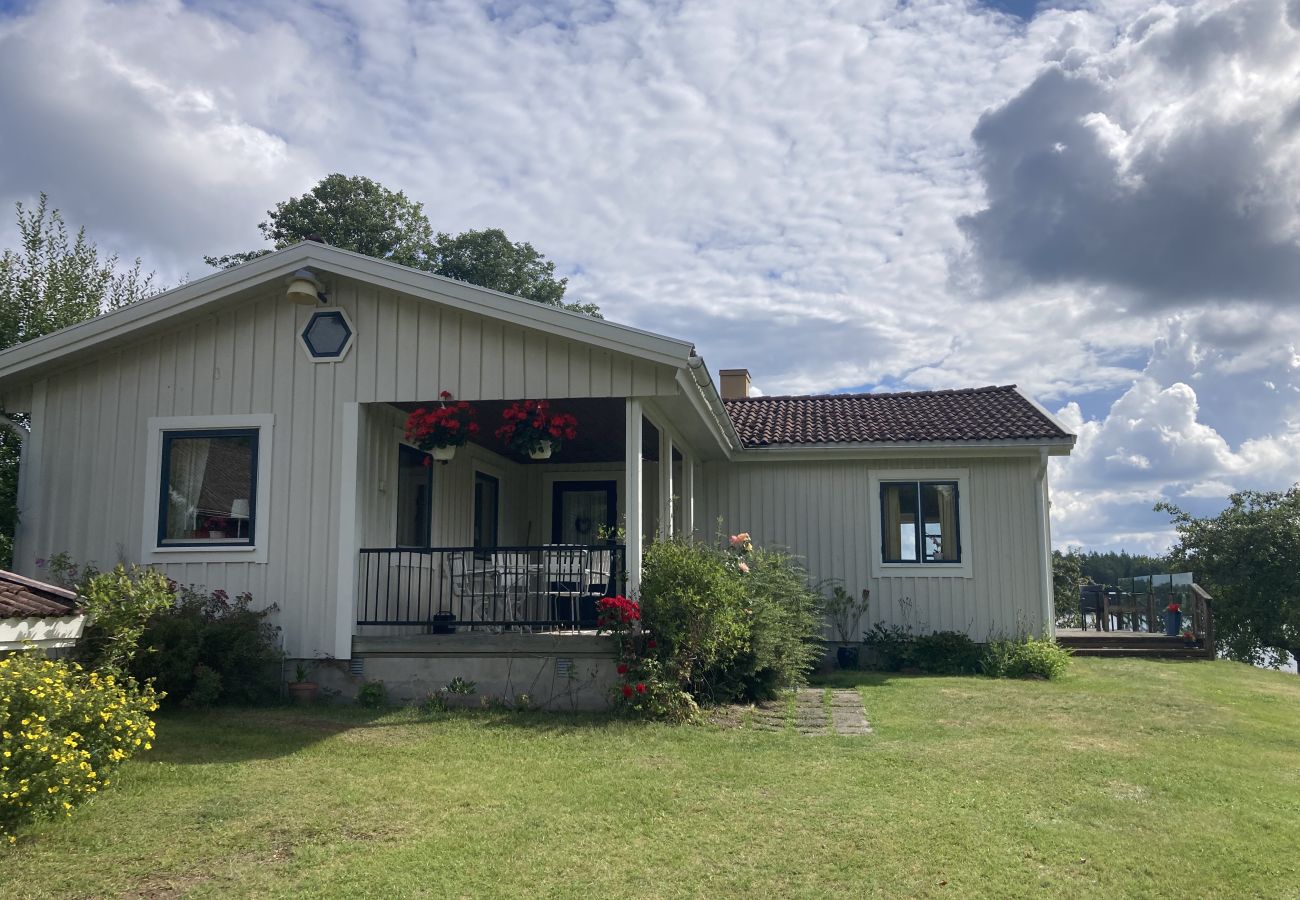 Stuga i Ryd - Underbart fritidshusläge precis vid sjön i Småland