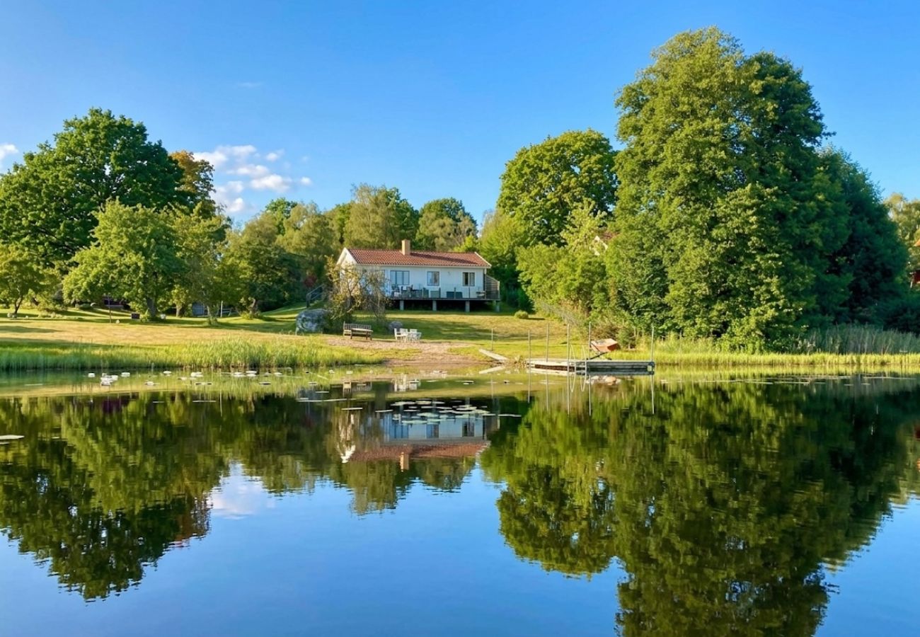 Stuga i Ryd - Underbart fritidshusläge precis vid sjön i Småland