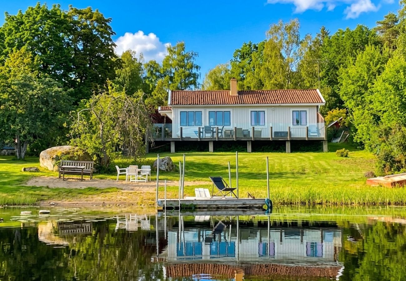 Stuga i Ryd - Underbart fritidshusläge precis vid sjön i Småland