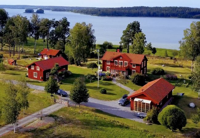 Stuga i Gnesta - Drömsemester vid sjön med pool på en herrgård i Södermanland