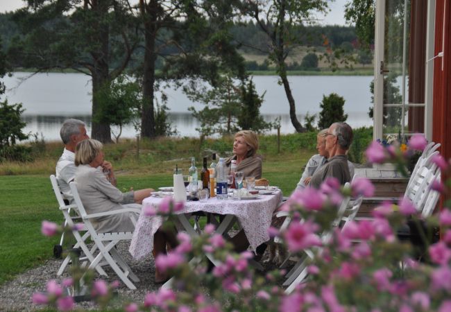 Stuga i Gnesta - Drömsemester vid sjön med pool på en herrgård i Södermanland