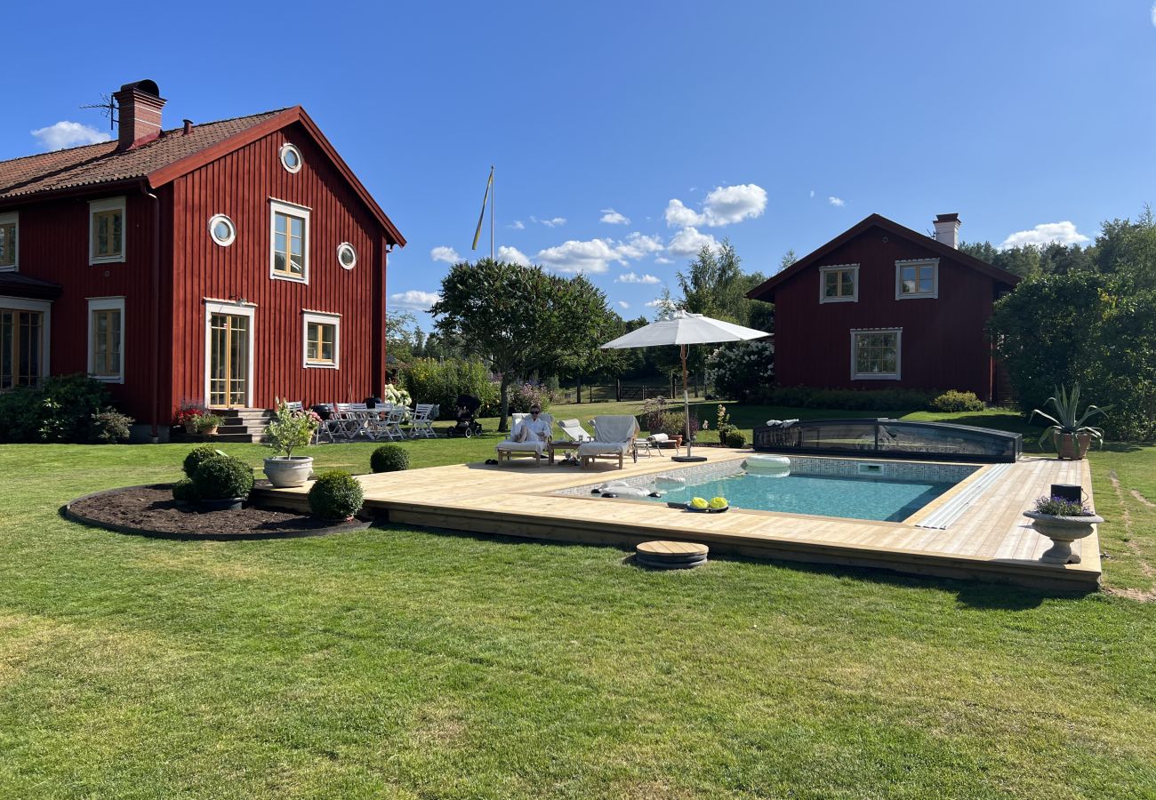 Stuga i Gnesta - Drömsemester vid sjön med pool på en herrgård i Södermanland