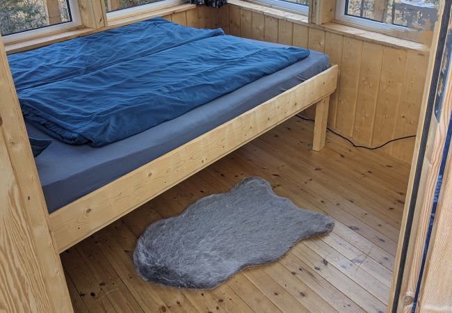 Stuga i Arvidsjaur - Högt i träden i norra Sverige med sjöutsikt och älgar under altanen Stuga i Arvidsjaur - Högt i träden i norra Sverige med sjöutsikt och älgar under altanen