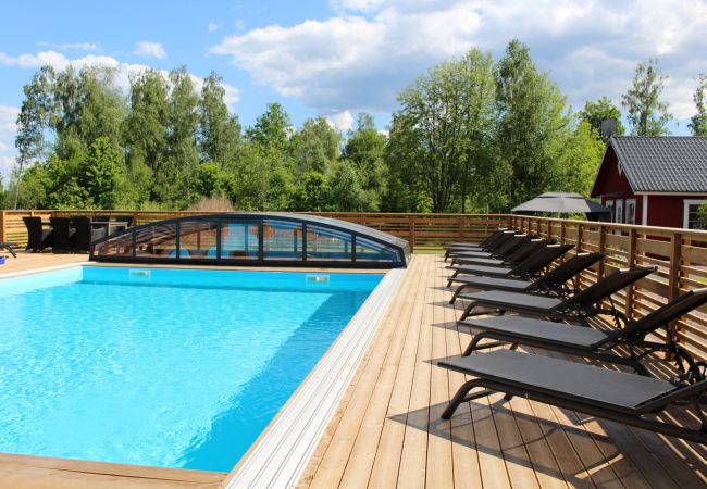 Stuga i Väckelsång - Drömläge vid sjön med pool, internet, bastu, kamin och  båt med elmotor Stuga i Väckelsång - Drömläge vid sjön med pool, internet, bastu, kamin och  båt med elmotor