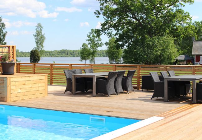 Stuga i Väckelsång - Drömläge vid sjön med pool, internet, bastu, kamin och  båt med elmotor Stuga i Väckelsång - Drömläge vid sjön med pool, internet, bastu, kamin och  båt med elmotor