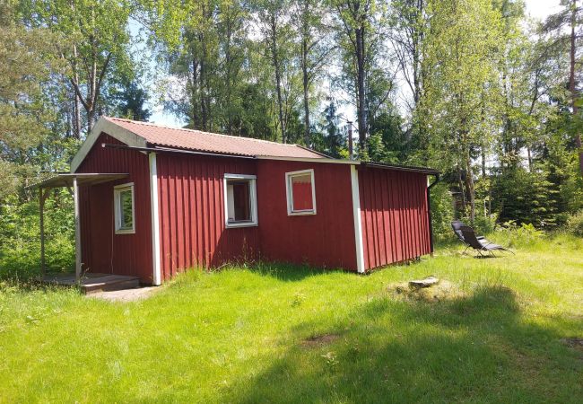 Stuga i Torestorp - Natursemester i Sveriges sydligaste vildmark, omgiven av skog och sjö.