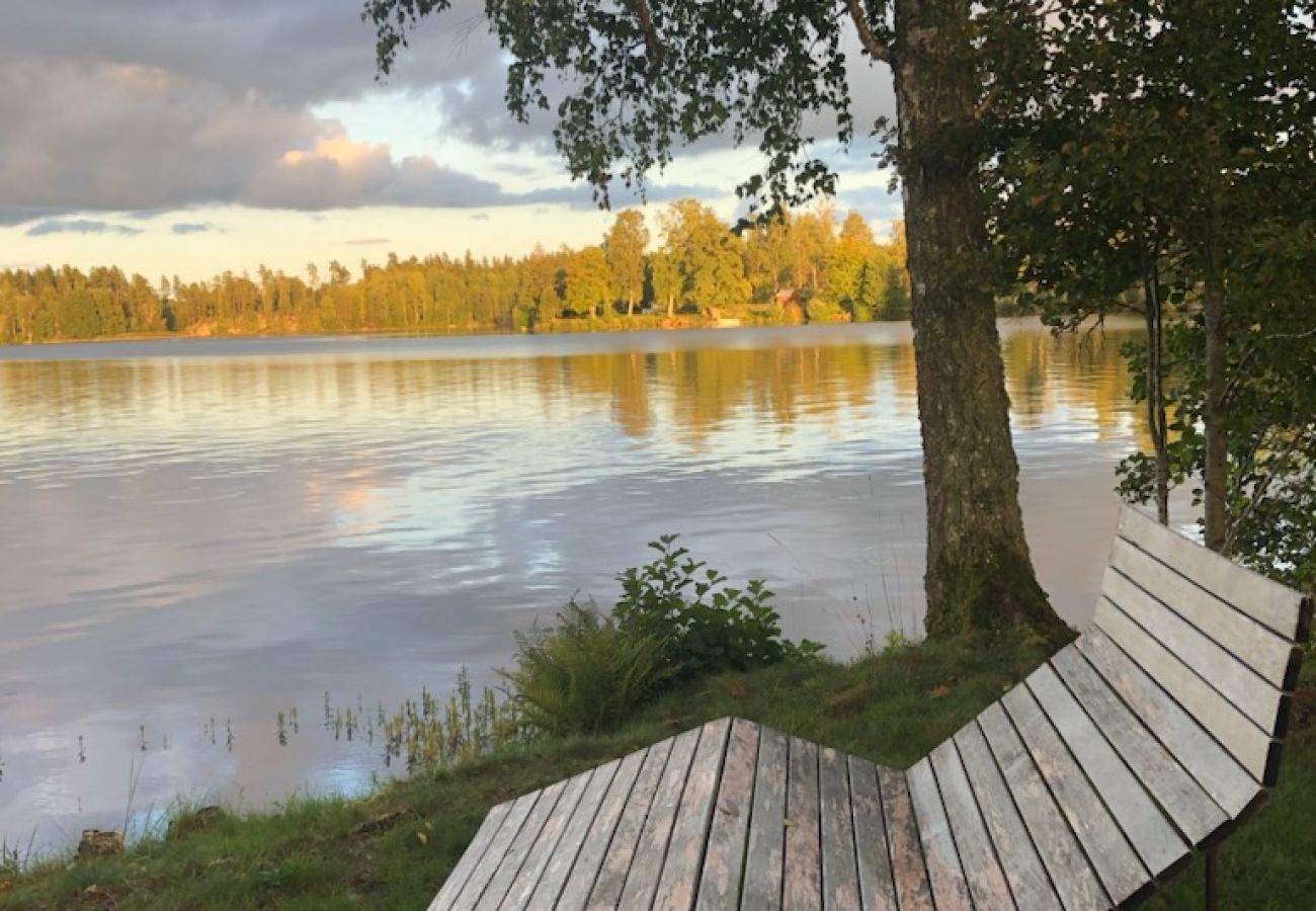 Stuga i Ydre - Underbar semester direkt vid sjön Östra Lägern