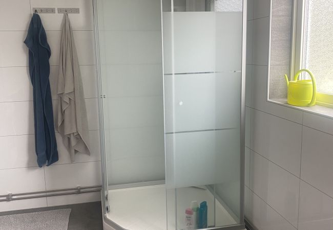 Stuga i Vissefjärda - Stort modernt semesterhus mitt i skogen och vid sjön med en enorm altan Stuga i Vissefjärda - Stort modernt semesterhus mitt i skogen och vid sjön med en enorm altan