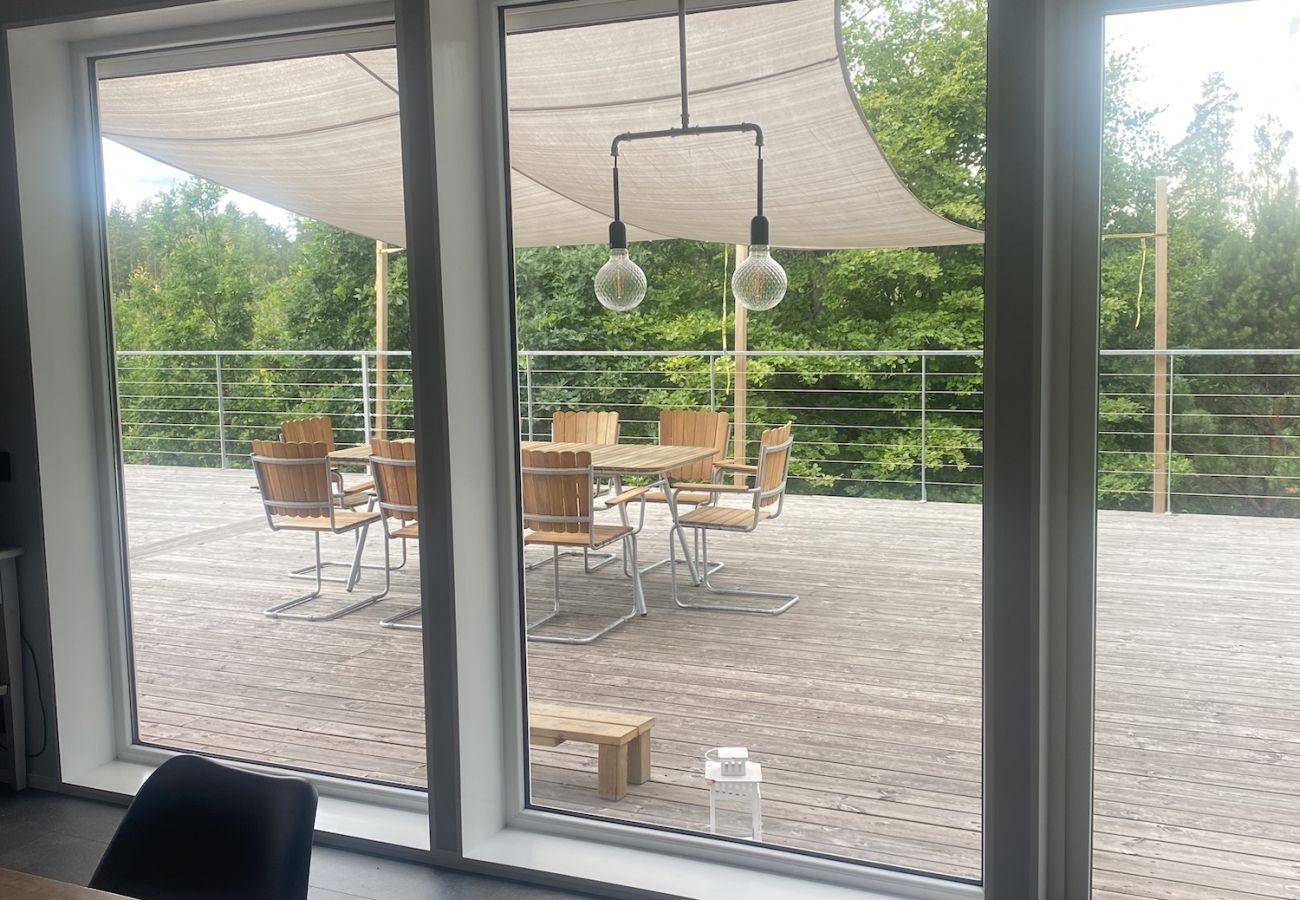 Stuga i Vissefjärda - Stort modernt semesterhus mitt i skogen och vid sjön med en enorm altan