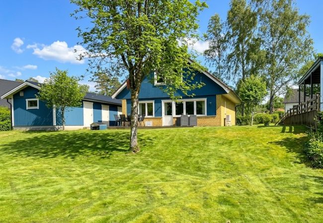 Stuga i Älvsered - Tvåplanshus med stor trädgård beläget nära en sjö och flera vackra naturreservat