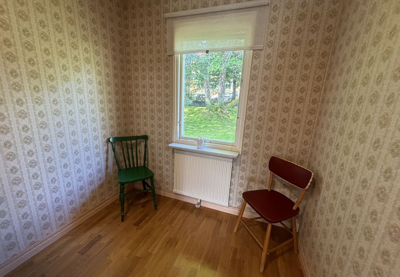 Stuga i Älghult - Modernt stort fritidshus nära sjön i Älghult