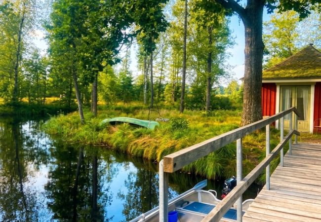 Stuga i Annerstad - Kärleksfullt inrett sjönära semesterhus vid floden, perfekt för fiske och avkoppling