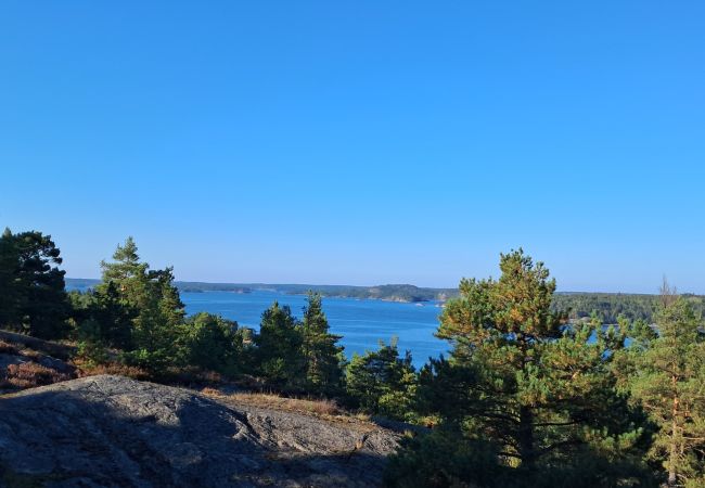 Stuga i Tyresö - Drömläge med havsutsikt i naturreservatet i Stockholms skärgård Stuga i Tyresö - Drömläge med havsutsikt i naturreservatet i Stockholms skärgård