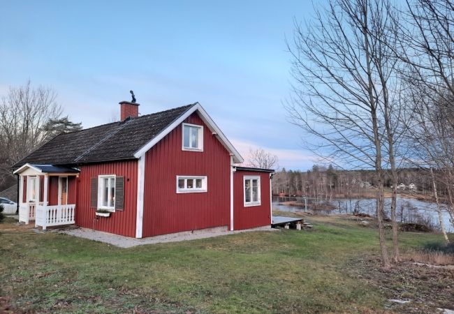 Stuga i Holmsjö - Renoverat fritidshus med panoramautsikt över sjön och egen båt  Stuga i Holmsjö - Renoverat fritidshus med panoramautsikt över sjön och egen båt