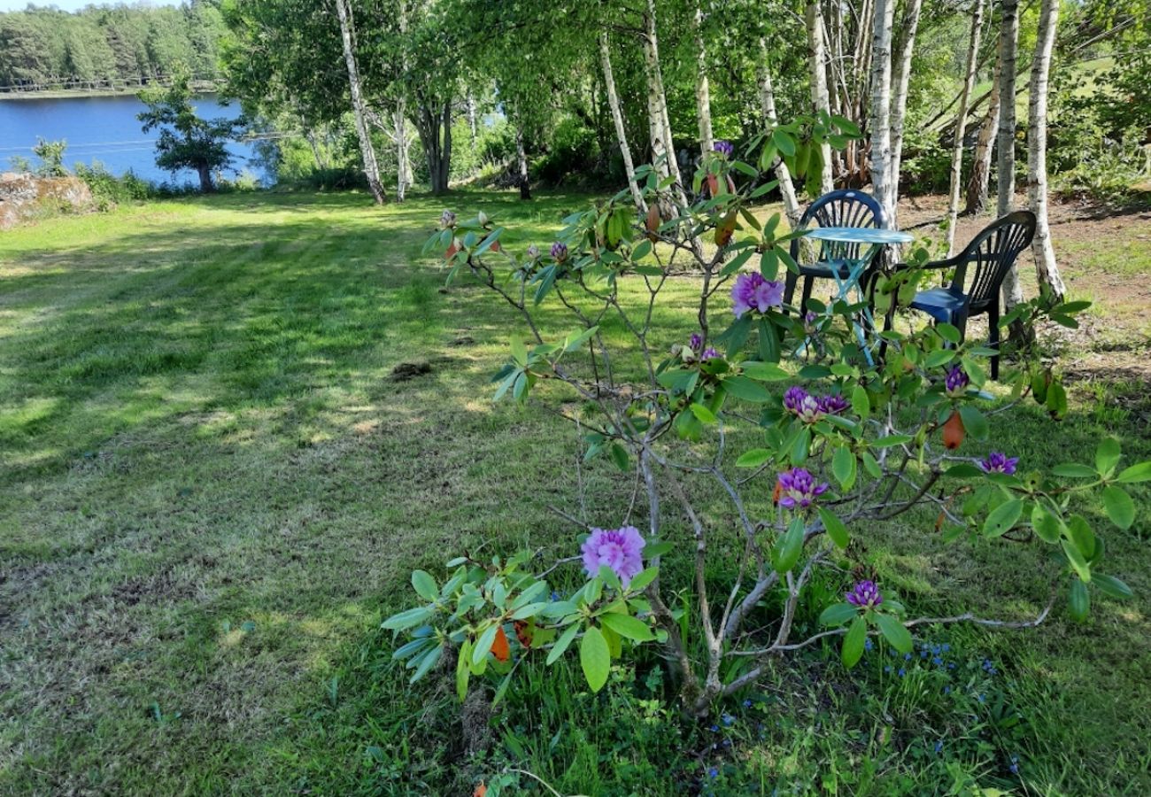 Stuga i Holmsjö - Renoverat fritidshus med panoramautsikt över sjön och egen båt 