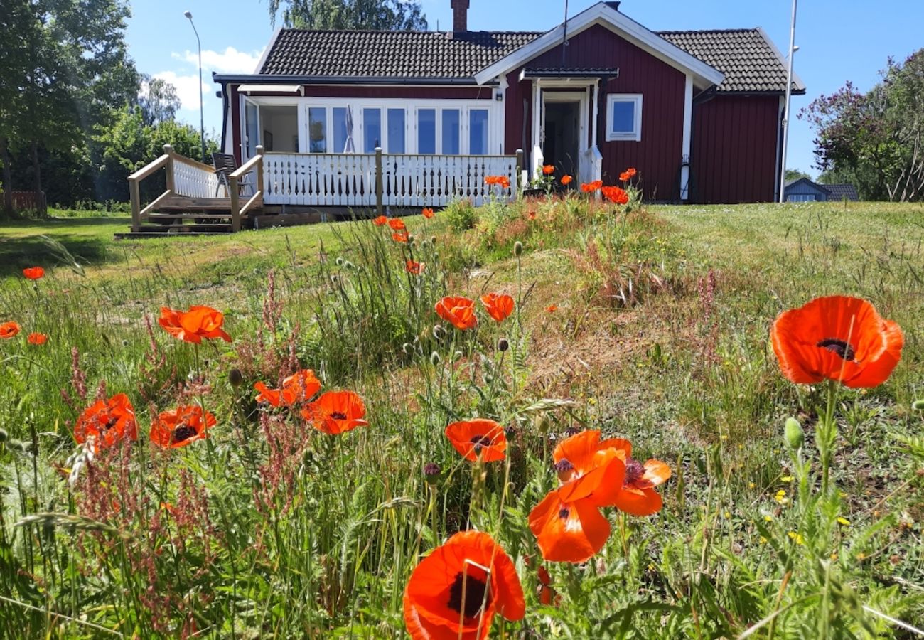 Stuga i Holmsjö - Renoverat fritidshus med panoramautsikt över sjön och egen båt 
